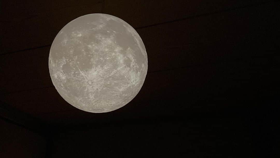 井上花実のインスタグラム：「寝室の天井のライトをかえた。 お月様を見上げて毎日眠れる🌕 ずっと仰向けの赤ちゃんに優しい灯りが欲しくて、 リモコンで手元で調光出来るのも最高 常夜灯が1番本物の月に見える : #月#寝室照明 #シーリングライト#調光#満月#インテリア#照明#常夜灯#moon#🌕#楽天購入品#ペンダントライト」