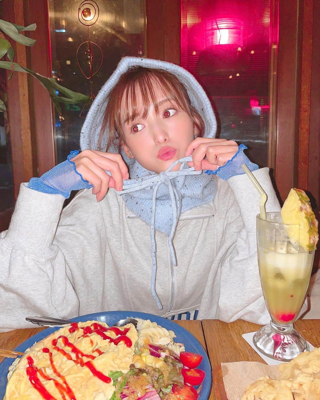 引地裕美のインスタグラム：「🧶💙🧶💙🧶  バラクラバついに使い始めた🧢 被ると凄く暖かかった😳🧶♡  首に付けるてフードみたいにするのが好き🫶🏻  #ゆうみ服 🧺 #バラクラバ #바라클라바 #アームウォーマー #y2k #kastane  #UMine #japan #옷스타그램 #데일리룩 #코디스타그램 #每日穿搭  #ootd #fashionblogger #WhatIWore #follow #fashionista #japanesegirl」