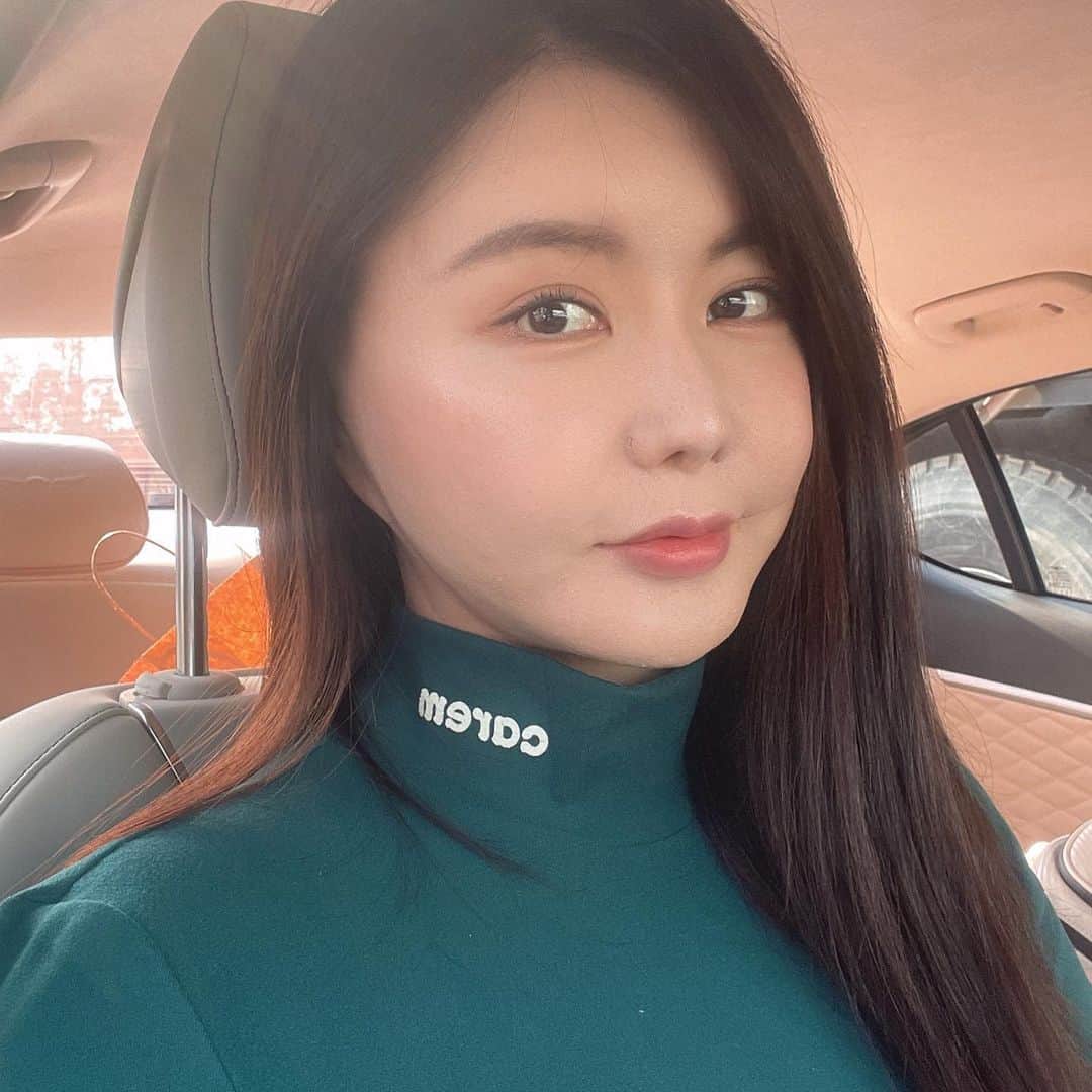 リュ・ジヘのインスタグラム：「날씨가 좋아서..💚 골프옷도 상큼하게 !  요즘 골프룩 👍🏼⛳️ #광고  #CAREM #CAREMGOLF #CAREMGOLFWEAR #SUNDAYBESTCAREM  #카렘캐디백 #캐디백 #골프용품 #골프패션 #골프웨어추천 #캐주얼골프웨어 #카렘골프룩 #골프웨어추천」