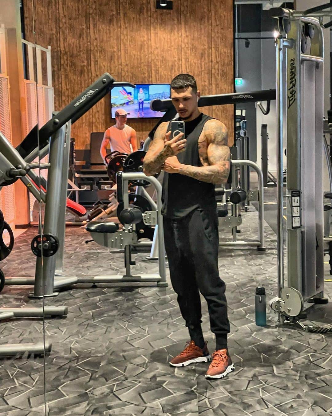 ヨゼ・ホレバスのインスタグラム：「Step by step ! Slowest way is the best way 👊🏽 #gym #workout」