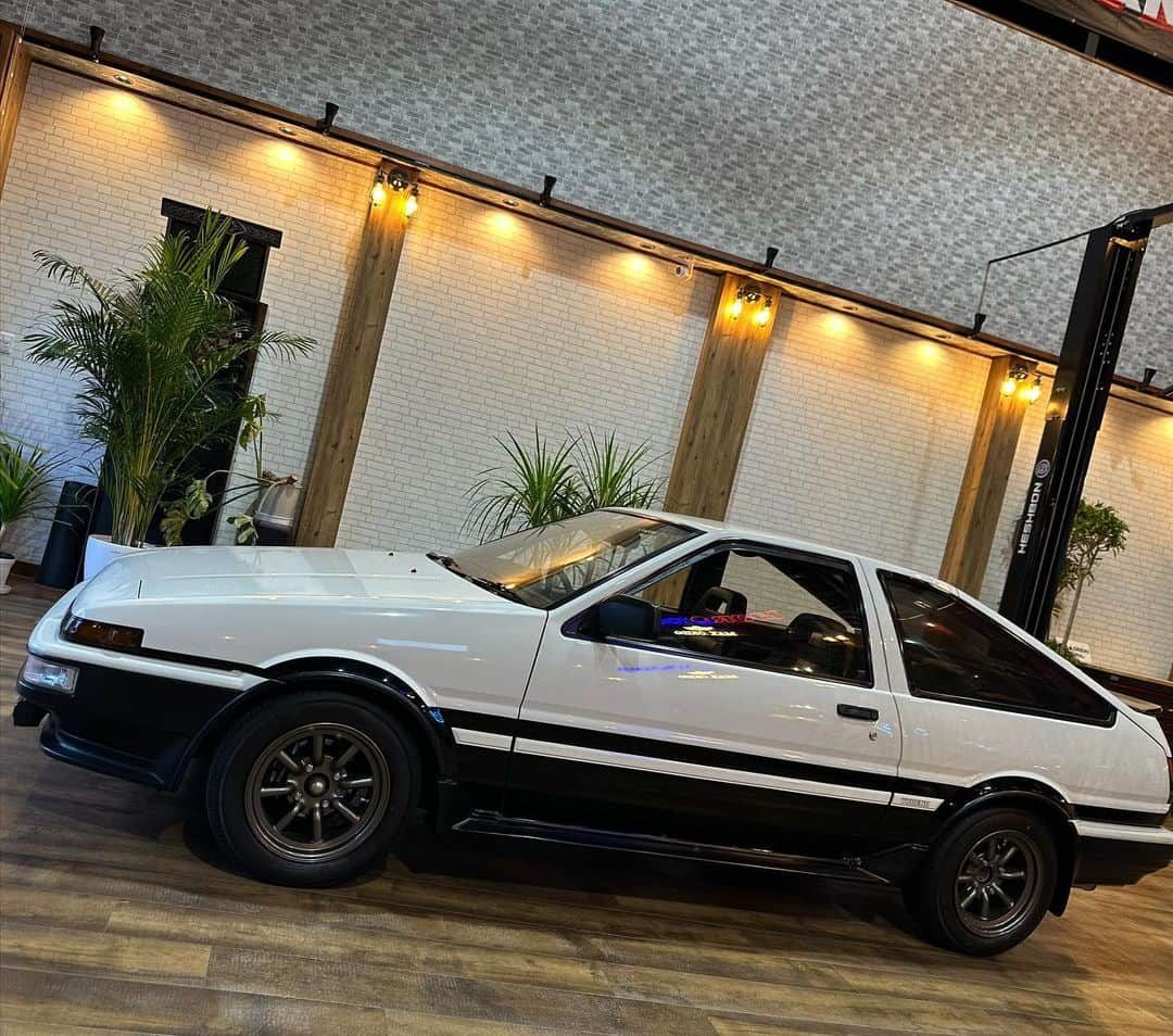 織戸学さんのインスタグラム写真 - (織戸学Instagram)「夏のイベント以来  動かなくなってしまった  AE86  愛のある人達に 直してもらい、  久しぶりにdrive  街の流れで 踏める  最高だなーって 今夜も思う。  やはり 踏むって  人生は必要だな。」11月17日 22時37分 - maxorido