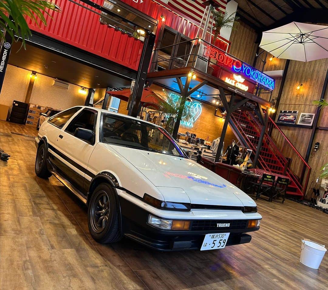 のインスタグラム：「夏のイベント以来  動かなくなってしまった  AE86  愛のある人達に 直してもらい、  久しぶりにdrive  街の流れで 踏める  最高だなーって 今夜も思う。  やはり 踏むって  人生は必要だな。」