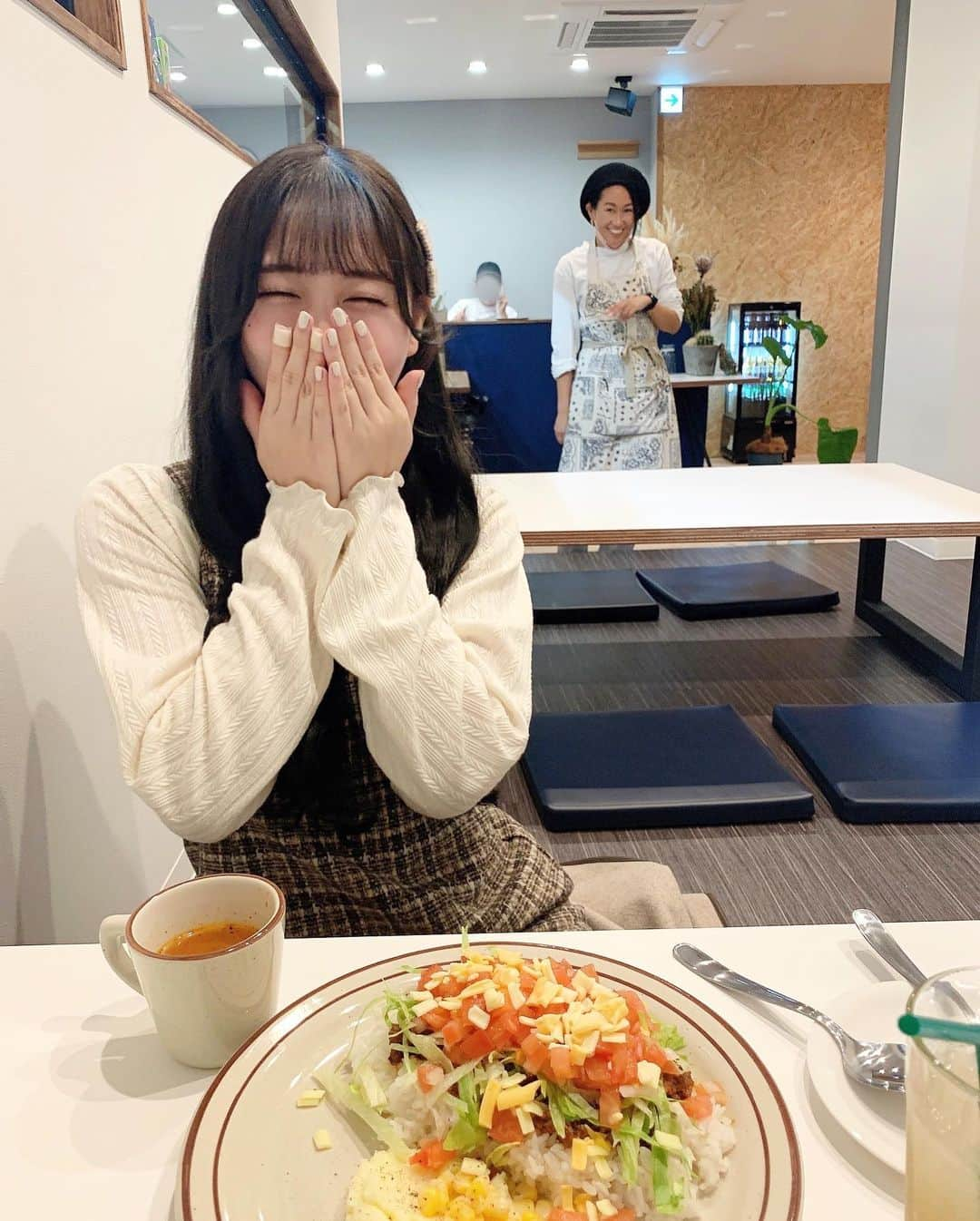 小熊倫実さんのインスタグラム写真 - (小熊倫実Instagram)「🌮🌮🌮  📍Nice Day DINER ⁡ 𓏸 カルニータスタコス 𓏸 ペスカドタコス 𓏸 タコライス ⁡ 外観からとっても素敵なこちらのお店、 実は元NGTのマネージャーさんが オープンされたお店でついについに 会いに食べに行けました🤤🫶🏻 ( お顔の許可頂きました💌 ) ⁡ お会いできて胸がいっぱいになったし タコスもタコライスも特大アメリカサンデーも ぜんぶみはるとシェアしながら 美味しさを共有し合いました､､🌮！幸 ⁡ お腹も心も幸せでいっぱいになった1日☺️💭 またはやく会いに食べに行きたい👨🏻‍🌾 ⁡ #新潟カフェ #新潟ランチ #小針カフェ #小針ランチ #Nicedaydiner #新潟スイーツ部 #🌮#👟#🍒」11月17日 22時50分 - tsugumi_oguma2929