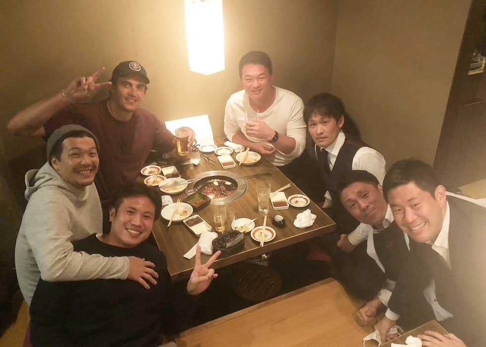 君島良夫のインスタグラム：「一緒に戦った仲間たちとのビールが一番うまい。また集まろう。 ところで俺のポケットに焼き肉入れたやつ誰？朝ハラミがポケットの中に張り付いてた。  The best beers are the ones we drink with some old mates. Great night.」