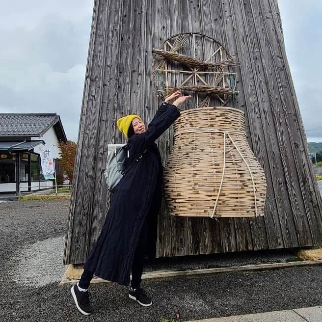 桜木梨奈のインスタグラム：「島根旅行記~安来篇~  2022.11.5 #安来節演芸館   でっかい魚籠(びく)🐟  #安来節 をご存知でしょうか？ どじょうすくいが有名ですね💡  江戸・徳川中期の頃が起源と伝えられ、平和な世に慣れた民衆の間で歌舞音曲が流行し、七七七五調の歌詞で安来節の原型らしいものが歌われました。その後、時代の流れと共に完成されていったのだそうです。  大正〜昭和初期にかけ #渡部お糸 さんが #富田徳之助 さんとコンビを組み全国巡業をしたのがキッカケで全国的に広まる。  安来節はどじょうすくいだけではないのです✨  そんな安来節演芸をココでは生で観られます❣️ 実は足立美術館の斜向かい。  民謡、踊り… 4枚目は #銭太鼓 という民族楽器を使うリズム曲芸！ ベテラン踊子さん達による流れるような手さばきは凄かったぁ😳✨  そして最後は、名人によるどじょうすくい踊り✨ 大興奮でめっちゃ笑ったー！  5枚目…お客さんから3人舞台上に上がってどじょうすくい踊りのプチ体験をするコーナーがあったので…笑 参加賞状もらったの😍  モジモジくんの人文字大賞ではない笑  この日来たお客さんの中で一番楽しんだ自信がありました😆💖  6枚目は安来駅にあるどじょうすくいのお人形さん。 かーわーいいー♡  演芸館のお隣にはどじょう料理が食べられる #どじょう亭   柳川鍋とどじょう掻揚げそば。 どじょうはコラーゲンプルプルで美肌作りに効果あり。 美肌県の秘訣でしょうか。美味しかった！  腹拵えが済みましたら…  お次は本格的な体験へ向かいます🔥  #踊る阿呆に見る阿呆同じ阿呆なら踊らにゃ損々   #島根旅行 #安来市 #どじょうすくい #日本伝統芸能」