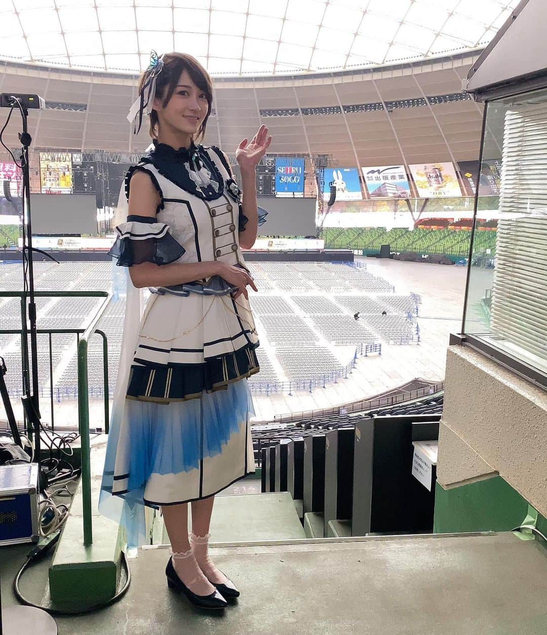 のインスタグラム：「🦋 ブシロード15周年記念ライブはこちらのお衣装でした💙 前日の初期衣装から、衣装だけでもなんだか歴史を感じましたわ☺️ ・ ・ #ブシロード15周年記念ライブ #ベルーナドーム  #バンドリ #bangdream  #Morfonica #モニカ #八潮瑠唯」