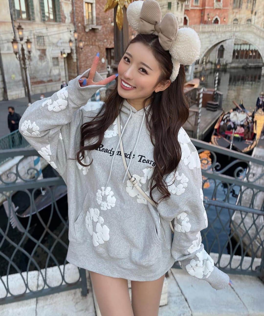 MIYABIのインスタグラム：「ここ最近ミヤビの何かが変わりました🤭  セラミック本歯にしてもらったよぉ👼🏻  約3ヶ月間、仮歯から本歯になるまで何度も調整して先生に相談して完璧な仕上がりになりました🥹💕  心配性なので先生はとっても大変だったと思いますが、いつでも優しく対応してくださいました🙇‍♀️  本当に感謝です🙏  前歯だけでも本当に印象変わるし、皆んなに綺麗だね🦷って褒められる度、嬉しくなるっ💕  @junmaeda___sbc 先生ありがとう御座いました☺️  #セラミック  #湘南歯科  #サイバージャパンダンサーズ  #readymade  #デニムティアーズ」