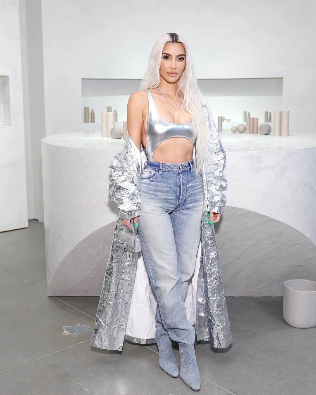カーダシアン家のお騒がせセレブライフのインスタグラム：「The @SKKN BY KIM Holiday-Pop up is open now at Westfield Century City.  Level 1, Atrium📍 Monday-Saturday, 10AM-9PM Sunday, 11AM-8PM」