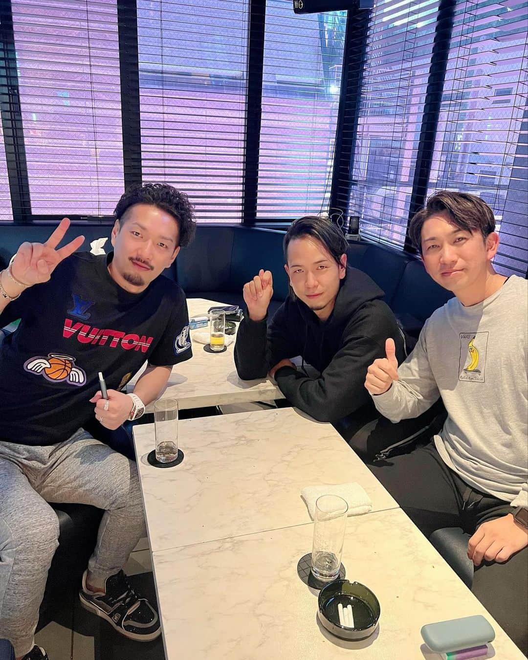 宮代東生のインスタグラム：「静岡から後輩が来た 7年ぶりに会ったが、結構一緒にAPEXやってるから久しぶり感は無かった 明日明後日頑張れよー @kanamekougyou 来ないなー  #apex友達」
