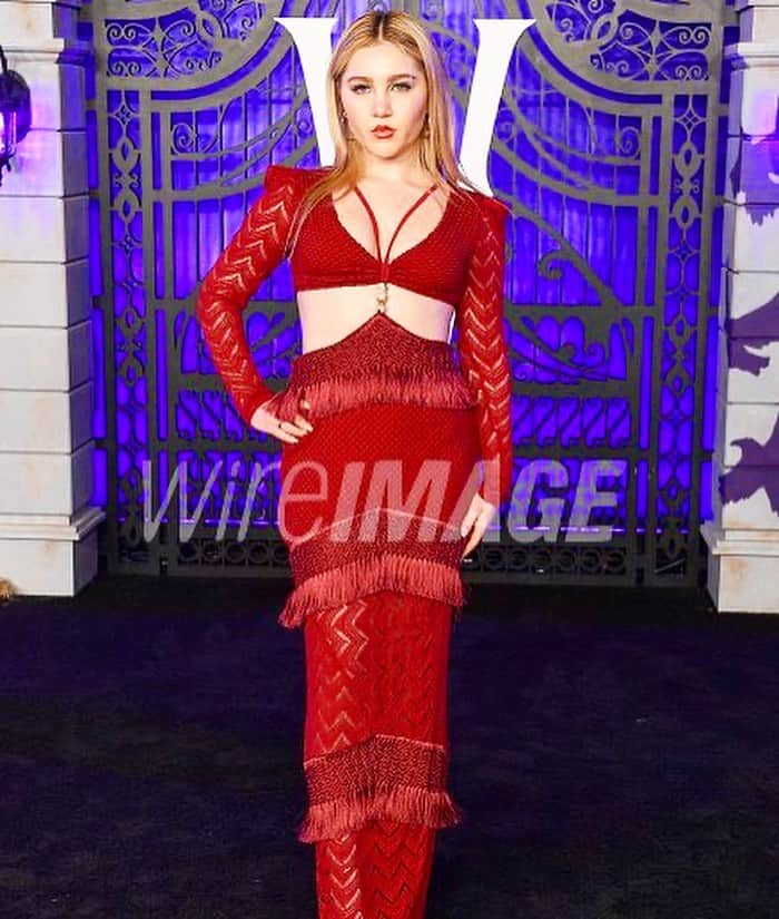 エラ・アンダーソンのインスタグラム：「thank you for having me, @netflix 💌🖤🖤 Tim Burton’s @wednesdaynetflix   @mrenriquemelendez  @abhairmakeup  @auntfunkyscloset  @kyra.bissett」