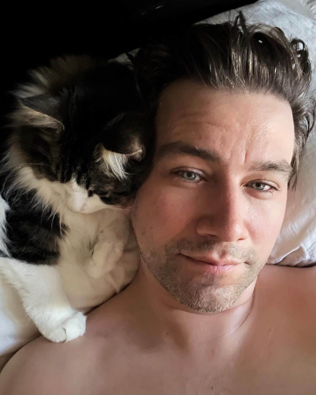 トーランス・クームスのインスタグラム：「My lil snuggle buddy」