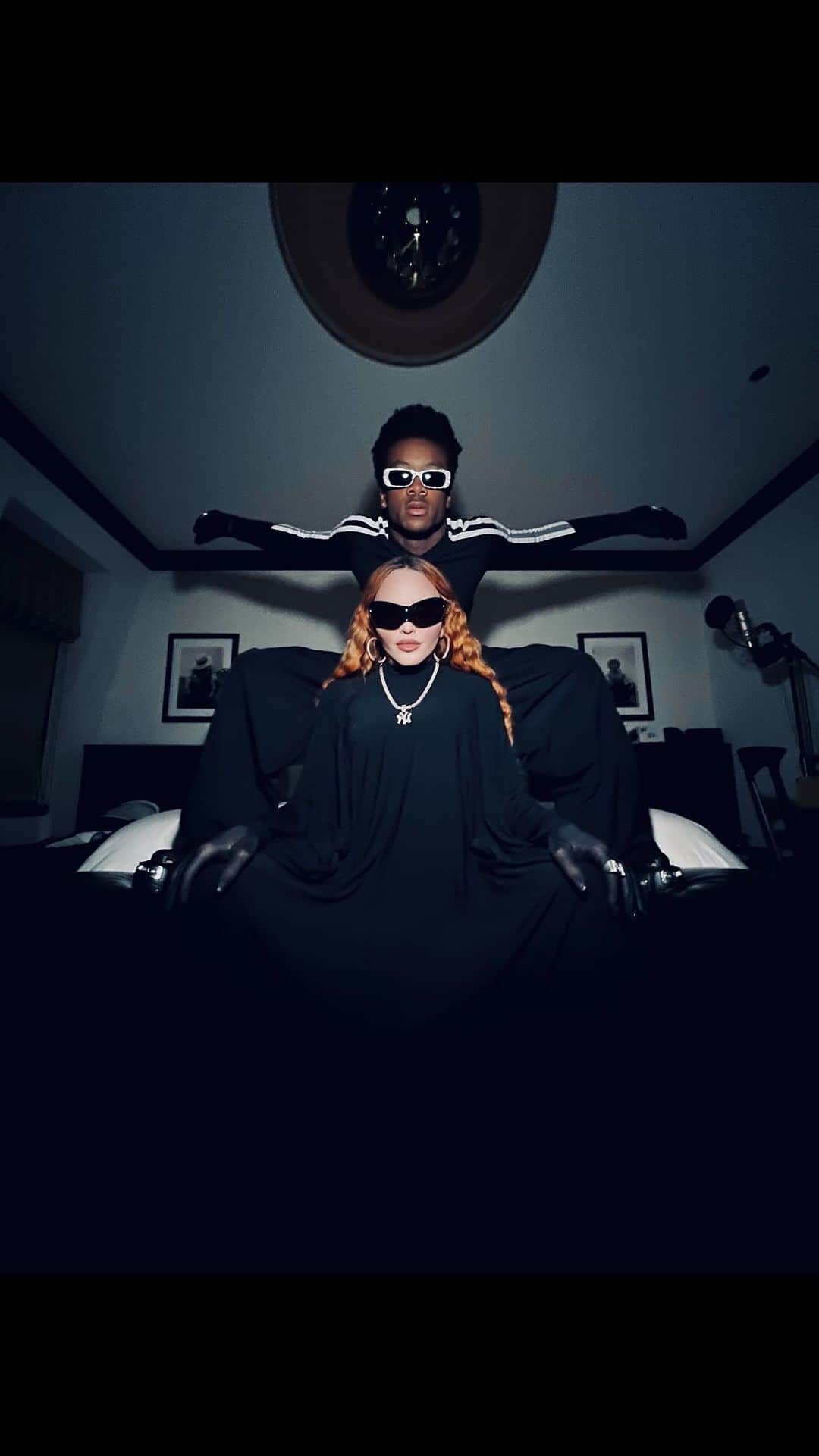 マドンナのインスタグラム：「You better move……..,. …….🖤」