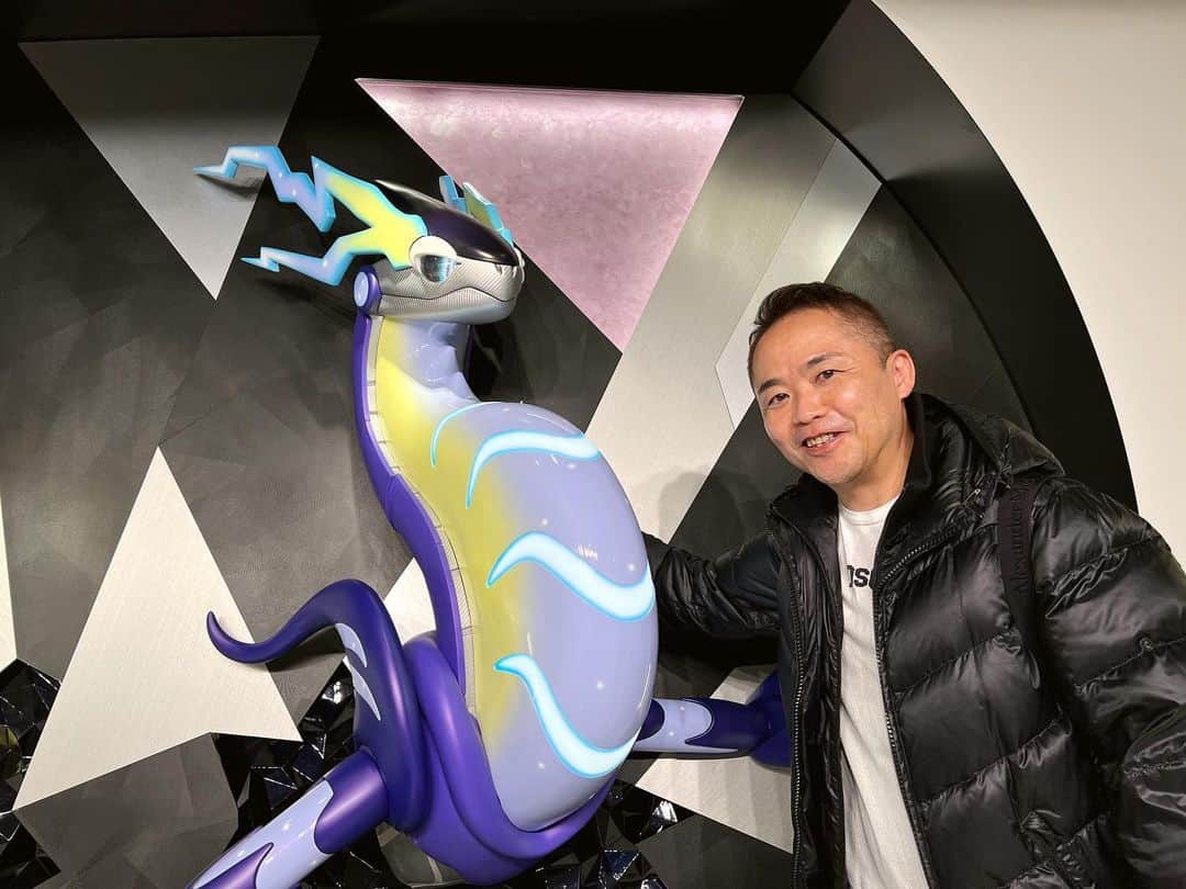 増田順一のインスタグラム：「本日「ポケットモンスター スカーレット・バイオレット」世界同時発売です。 ぜひ、プレイしてみてください！  という訳で、行ってきました！ ポケモンセンターメガトウキョー！ ミライドンかっこいい！ 3匹もかわいい！ ピカチュウスイーツも新しくなってました！ #ポケモン #ポケットモンスター #ポケモンSV #ポケモンセンター #メガトウキョー  #pokemon #pokemoncenter」
