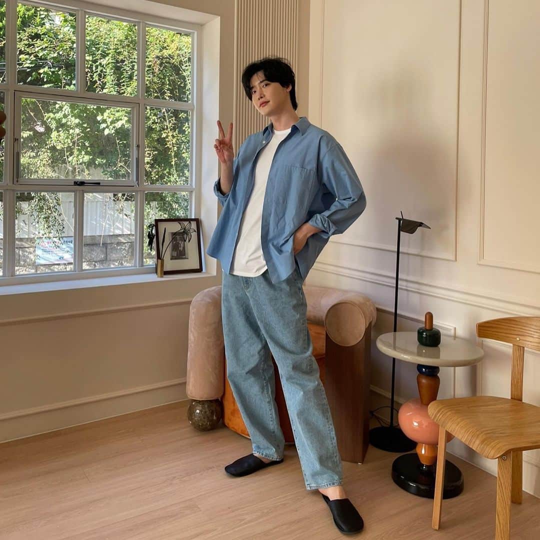イ・ジョンソクさんのインスタグラム写真 - (イ・ジョンソクInstagram)「ONE FINE DAY [#이종석]  LEE JONG SUK 2023 SEASON'S GREETINGS  겨우 나왔다😂  11/18(금) 7:00PM ~ 11/27(일) 11:59PM (KST) http://www.sound-wave.co.kr/  -  #LEEJONGSUK #2023시즌그리팅 #2023seasonsgreetings」11月18日 16時11分 - jongsuk0206
