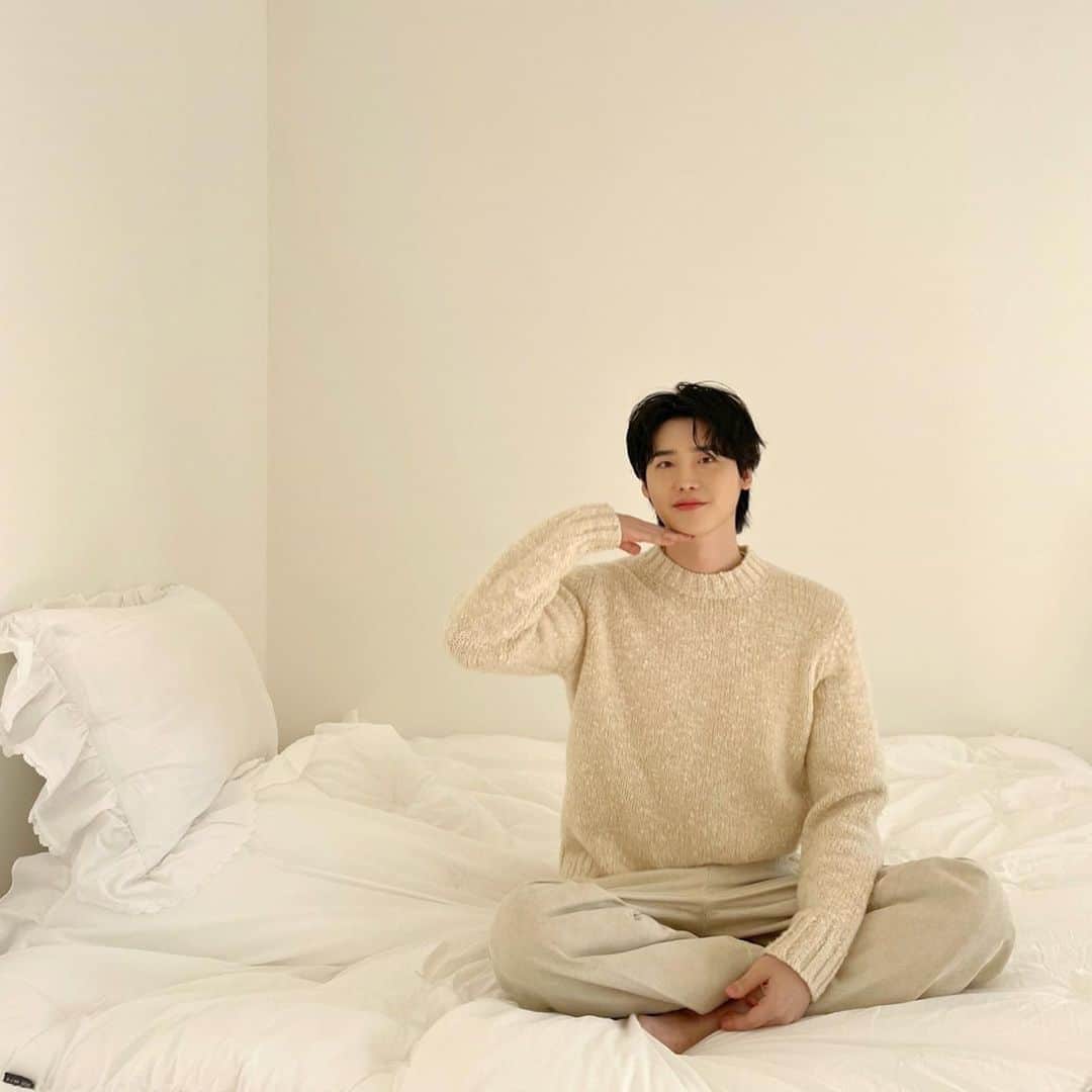イ・ジョンソクさんのインスタグラム写真 - (イ・ジョンソクInstagram)「ONE FINE DAY [#이종석]  LEE JONG SUK 2023 SEASON'S GREETINGS  겨우 나왔다😂  11/18(금) 7:00PM ~ 11/27(일) 11:59PM (KST) http://www.sound-wave.co.kr/  -  #LEEJONGSUK #2023시즌그리팅 #2023seasonsgreetings」11月18日 16時11分 - jongsuk0206