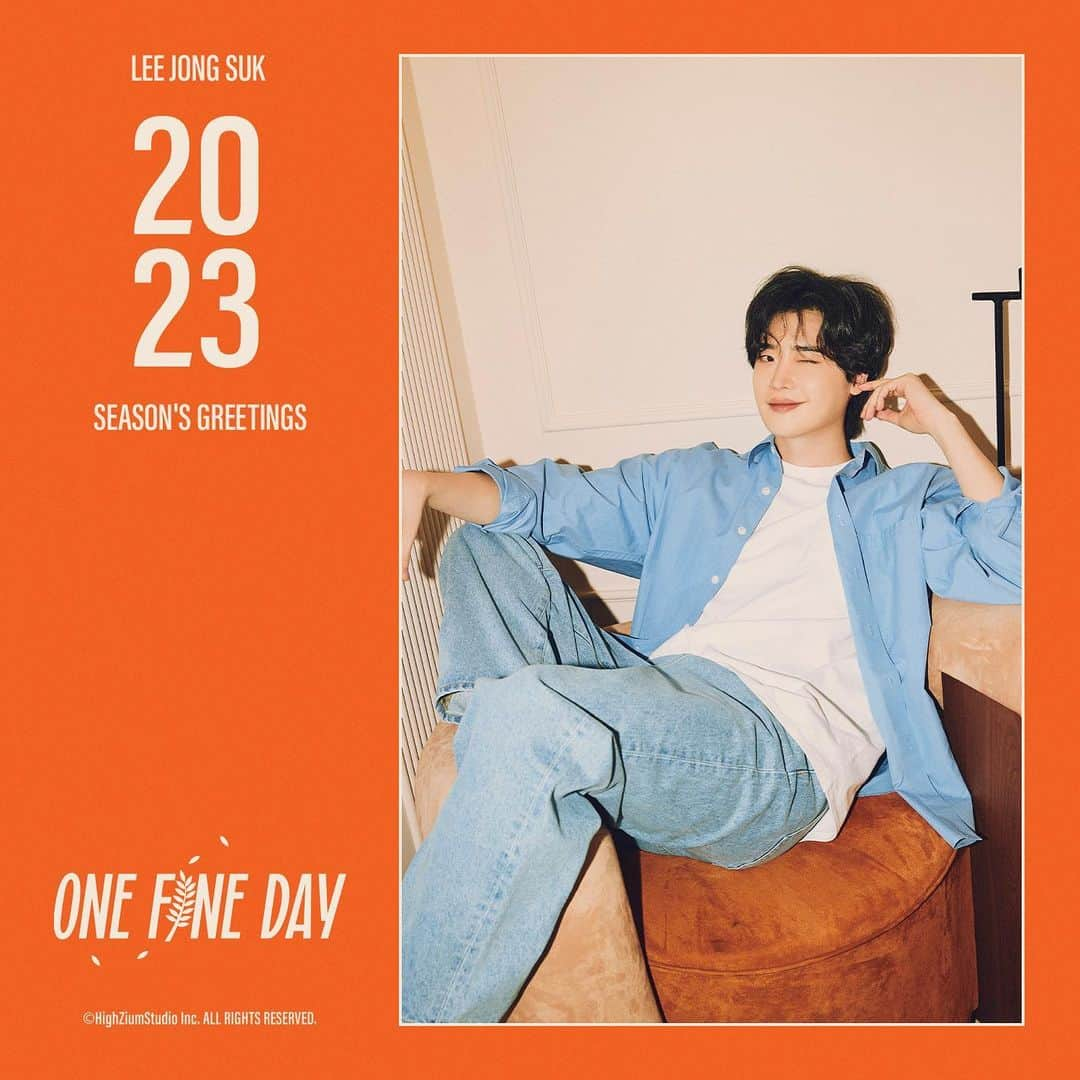 イ・ジョンソクのインスタグラム：「ONE FINE DAY [#이종석]  LEE JONG SUK 2023 SEASON'S GREETINGS  겨우 나왔다😂  11/18(금) 7:00PM ~ 11/27(일) 11:59PM (KST) http://www.sound-wave.co.kr/  -  #LEEJONGSUK #2023시즌그리팅 #2023seasonsgreetings」