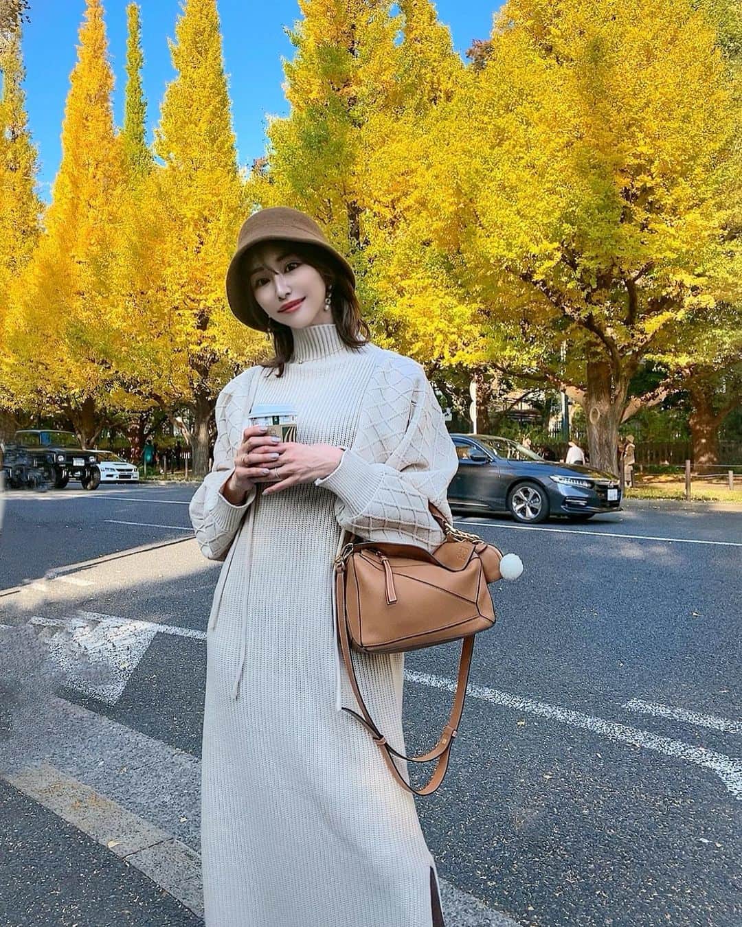 一ノ瀬恋のインスタグラム：「📍外苑前 銀杏並木 まだ完全に見頃ではなかったけど綺麗だった🥹❤️  🍁見に行くからWhiteとbrownのコーデにしてみました🤎  @knit_jemade_official のボレロカーデ➕ワンピース👗  ZOZOTOWNでSALEしてます🤎  #fashion  #cood #coodinate  #30代ファッション  #30代コーデ  #くびれヘアー #イエベ春 #骨格ウェーブ #アクティブキュート  #男の子のママ  #knitjemade」