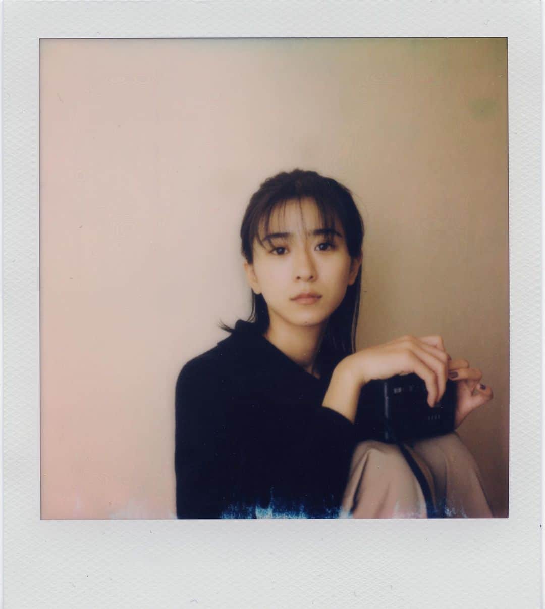 黒島結菜マネージャーのインスタグラム：「⁡ ⁡ みなさま、こんにちは！ ⁡ 雑誌「mina」1月号(11月18日発売) 表紙をやらせていただきましたっ！ 中面にも登場しておりますので、 ぜひぜひ見ていただけると嬉しいです☺️🍊 ⁡ 写真は紙面に使用されているものとアザーです〜かわちぇ〜🌼」