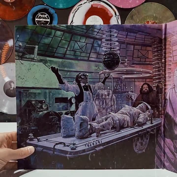 ロブ・ゾンビのインスタグラム：「Check out all the dope art in THE MUNSTERS soundtrack from @waxworkrecords . 🦇 Available now! 🦇 #themunsters #robzombie #waxwork」