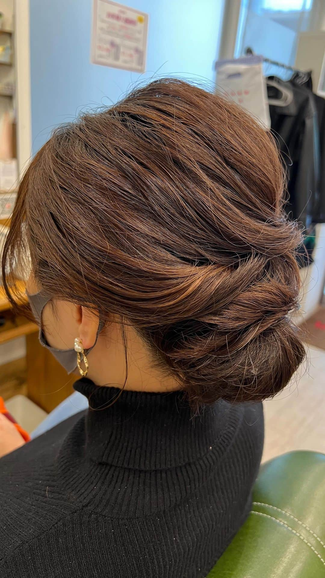 Dcolorのインスタグラム：「【お呼ばれヘアアレンジ】  ¥3850-  -————  D-COLOR【ディーカラー】　麻布十番店 東京都港区麻布十番２‐１９‐８ -—————  open / close 月～金11：00～21：00 土　10:30〜20:00 日・祝日10:30～19：00  closed 年中無休」