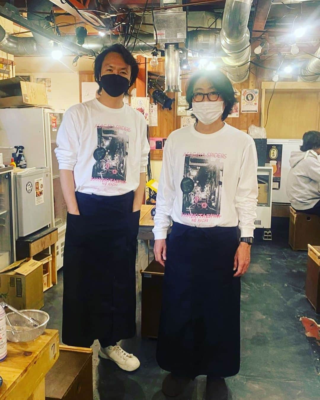長塚圭史のインスタグラム：「昨夜は『下北沢のみち』ジンギスカンGakuyaでアルバイト。久々に飲食店で働きました。20代の頃、喫茶店で働いていたのを思い出しました。バリスタっていうんですか。それやって、スチームミルクを器用に注いでラテにハートを描いてました。どうしてあんな今考えると難しそうなこと出来たのか…。ともあれGakuyaはバイト仲間もみなとても明るく（演劇人だらけ）、仕事は楽しく、ジンギスカンは美味しく、夢のようでしたが、この間にまたやることが山と積もった幸福の5時間でした。でもまたシフト入るのが楽しみという。#下北沢のみち #gakuya #ジンギスカン #阿佐ヶ谷スパイダース #隣は中山祐一朗 #はたらくところ #本日からまた色々やってますんでよろしくお願いします」