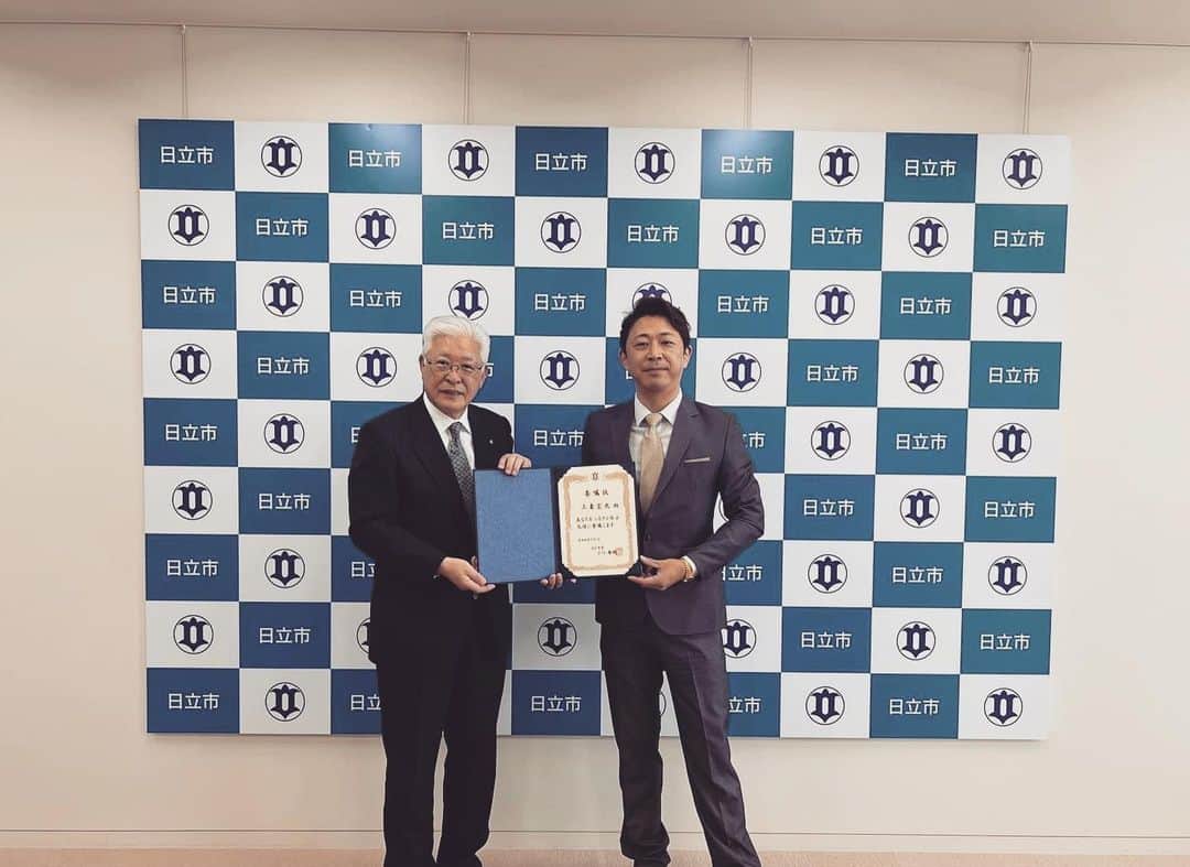 上妻宏光のインスタグラム：「日立ふるさと大使の委嘱状交付のために日立市の小川市長を表敬訪問しました。日立市民のみなさんと音楽を通じて地元を盛り上げ、全国の皆さんに日立の良さをアピールしていければと思っています。  #日立ふるさと大使 #日立市」