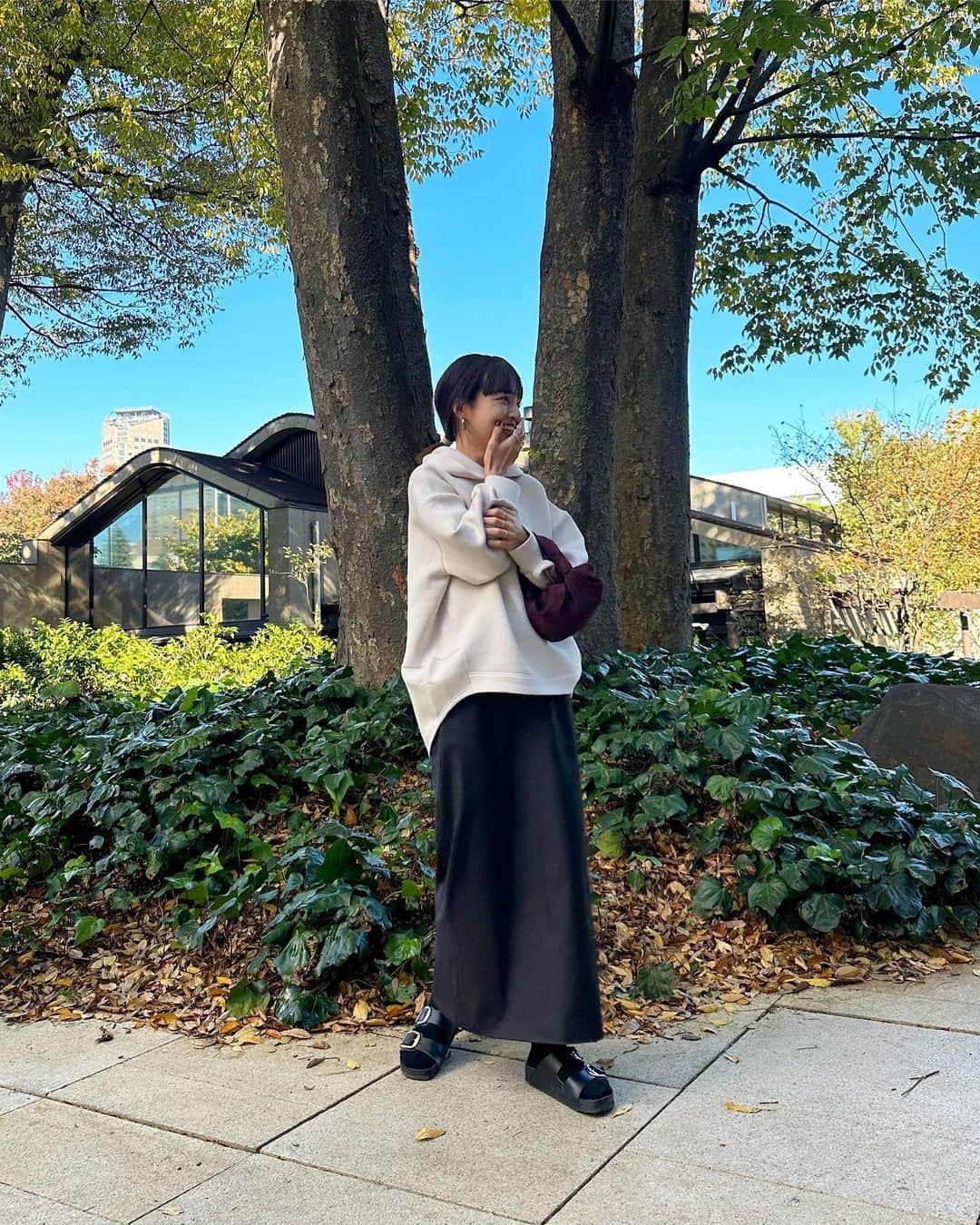 のインスタグラム：「先日、何件かお問い合わせ頂いてたコーデ詳細📝  どこのパーカーですか？と聞きたくなる気持ちわかる。 このパーカー形可愛いよね♡  #パーカー @bonjoursagan  #スカート @searoomlynn_official  #サンダル @birkenstock_jp × @unitedarrows_official  #bag @therow  ・ ・ ・ #bonjoursagan #searoomlynn #birkenstock #birkenstockarizona  #unitedarrows #therow #maisontherow」