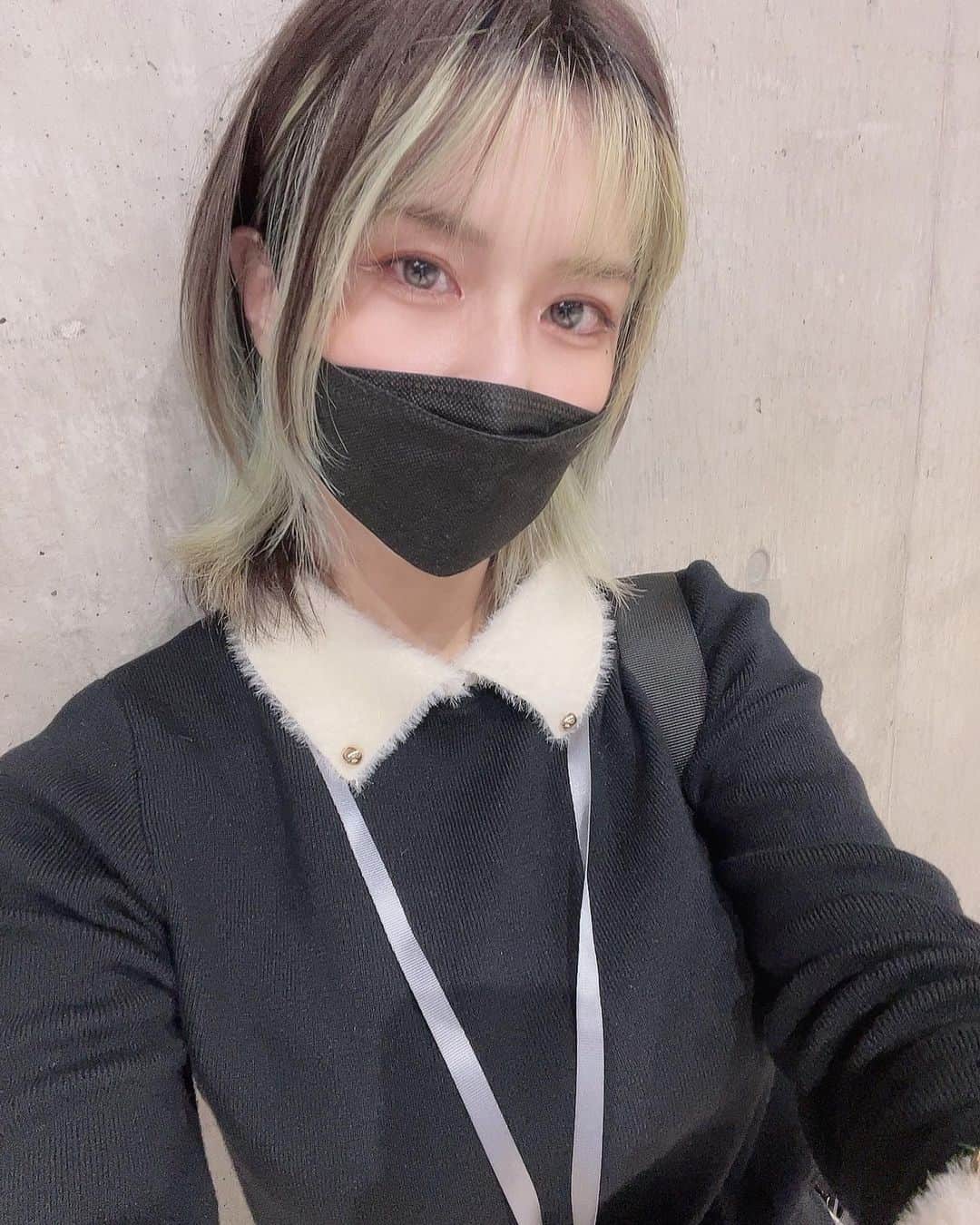 七瀬さくらのインスタグラム：「#interbee2022  最終日🍒 THKブース「しおりん」声役担当しました🎤 生でアテレコして接客を担当したのは初めての経験なのでとても楽しく、面白かったです✨ ロボット操縦をしながらの声当てなので、すごく難しかったんですが、自分で動かしながら喋れるのはいいですね、リアル感がすごいし驚かれます🤖 AIだと思っていた方の驚きが嬉しく、面白かったです︎💕 ありがとうございますした！  #RTは可愛いの再放送 ──────────────── #ショートカット女子 #派手髪ショート  #グラビアモデル #コンパニオン #グラドル自画撮り部 #코스프레 #角色扮演  #Japanesegirl #自拍 #模特 #그라비아 #수영복 #섹시 #모델 #凹版印刷  ────────────────」