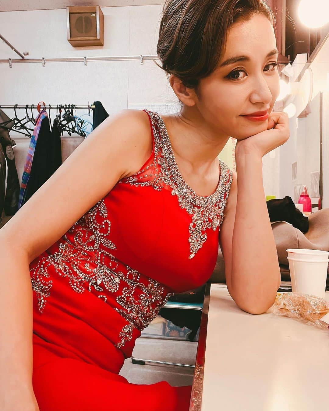 鈴木紗理奈のインスタグラム：「大友秋子です。 寿司屋の娘で銀座で働いてます。 大好きな父ちゃんが他界しました。 そこからはじまる物語、舞台【ぴえろ】の公演で全国回っています。 残すは北海道、大阪、足利、名古屋（名古屋公演は出演しません。）となりました。 毎公演全力で使い果たしています。 手前味噌ですが、本当に面白い舞台です。 舞台見たことない人も苦手かもっていう人にも 絶対に楽しんでもらえると自負しています。  心に汗をかいてないな、情熱足りないな、 泣いてないな、笑ってないな、 そんな日々を過ごしてる方に是非見て頂きたいです。 大阪公演はチケット取れない回もありますが、絶賛発売中です。  劇場にてお待ちしています‼︎  #タクフェス #ぴえろ」