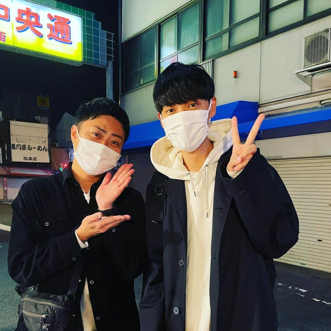 櫻井健一朗さんのインスタグラム写真 - (櫻井健一朗Instagram)「先日、後輩の人と。  入ろうとしたら、  『もうラストオーダーなんですけど…』  って言われ続けて、気がついたら千日前を一周していました。 もう22時終わりの仕事のあと、ごはんを食べられるお店、絶滅したのですね。」11月18日 11時18分 - sakurai_k