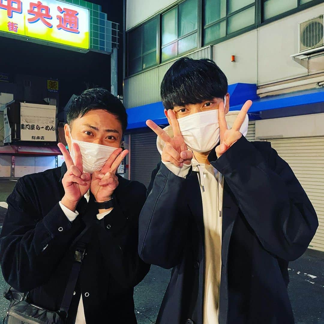 櫻井健一朗さんのインスタグラム写真 - (櫻井健一朗Instagram)「先日、後輩の人と。  入ろうとしたら、  『もうラストオーダーなんですけど…』  って言われ続けて、気がついたら千日前を一周していました。 もう22時終わりの仕事のあと、ごはんを食べられるお店、絶滅したのですね。」11月18日 11時18分 - sakurai_k