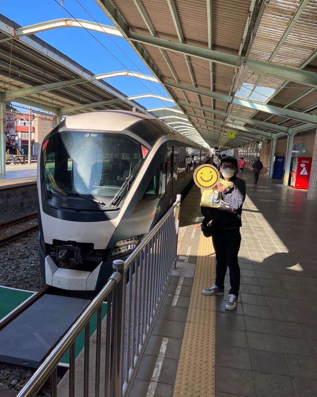 中川礼二のインスタグラム：「サフィール踊り子です🚄 4人個室にのりました！  #伊豆下田駅 #サフィール踊り子 #4人個室 #電車 #jr東日本 #伊豆#鉄道 #電車 #鉄道風景 #列車 #駅員 #中川家 #中川家礼二」