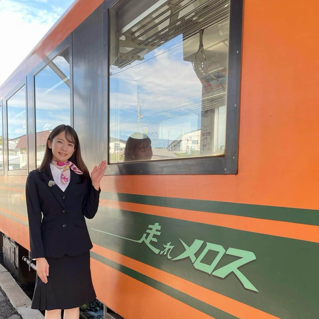 宇内梨沙のインスタグラム：「あさって 20日(日)の15:40〜  TBS女子アナ 鉄道の旅「宇内梨沙・津軽鉄道秋景色」がTBSチャンネル2(CS放送)で放送されます。  本州最北端の私鉄 津軽鉄道に乗り、途中下車をしつつ 最終的に『津軽海峡・冬景色』でも歌われる 竜飛岬を目指しました。  電車・バス・車を乗り継ぎついに到着。  歌碑を見たときには… 「な、な、な、なんじゃこりゃ〜！！！」 となりました。  津軽で接した地元の皆さま 本当にあったかい方ばかりでした。  ぜひご覧ください✨」