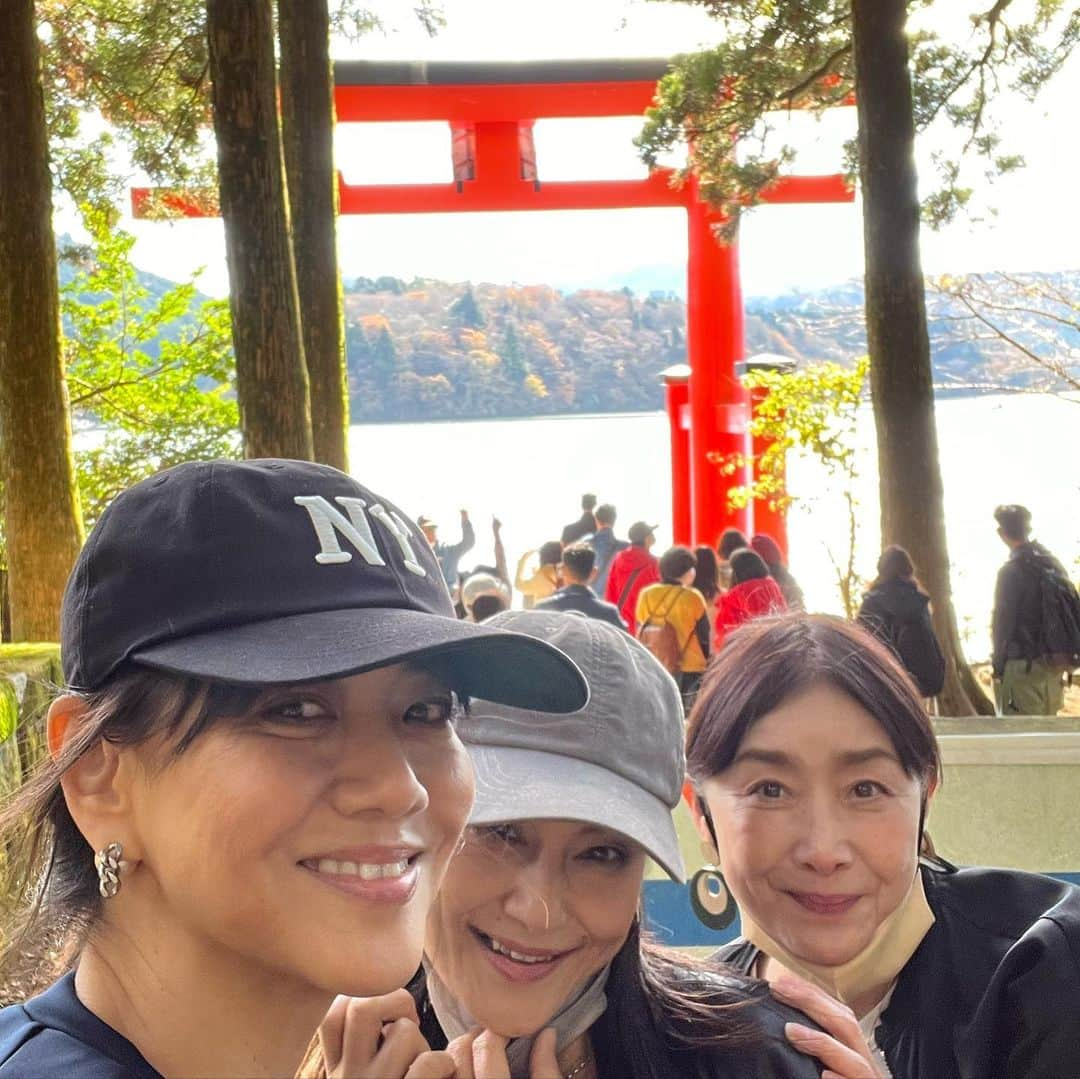 前田典子さんのインスタグラム写真 - (前田典子Instagram)「#大人の修学旅行 #昔話しが尽きない 😆 30年前もついこの前のような会話 50.60代夫婦 #熱海から箱根 #箱根神社⛩  #一粒万倍日 #三国峠　 #富士山🏔 #マエノリ旅」11月18日 11時46分 - maenorichang