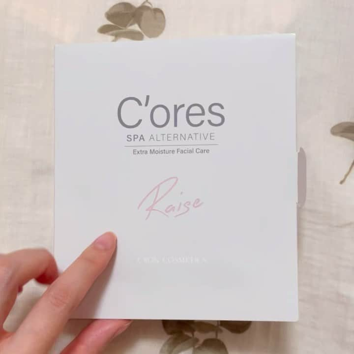 小野澤玲奈のインスタグラム：「シーボン.の新しいスキンケア 「C'ores RAISE(コアズ レイズ)」 @cbon_jp   ハリ艶肌へ導くスペシャルキットです✨  かわいいサイズの箱に サロンケアメソッドの核(コア)となるアイテムが ぎゅっと詰まっていて プレゼントを開けた時のようなワクワク感があります💕  １回分のサロンケアとしても ７日間のホームケアとしても使える2WAYのスキンケア🧖🏻‍♀️  私はホームケアで使用しました🛁  サラブレッド由来の保湿成分、 馬プラセンタエキスを高濃度配合したエッセンスは 洗顔後のお肌に直接使います！ これが夢中になる とろ〜っと濃密なテクスチャー☺️  いつもの化粧水や美容液で整えた後、 キットのクリームで保湿します。  さらに週１回のスペシャルケアでは フェイシャリスト エッセンシャルオイルSPで お肌を柔らかくした後 クリームパック🧖🏻‍♀️ ピンク色でローズの香り。 クリームを広げながら本当に癒されました🐻‍❄️💕  サロンクオリティの上質ケアを じっくり１週間かけて お家のリラックスタイムでできる贅沢感…💐  新しいスキンケア体験でした🫶 スキンケアってやっぱり楽しい〜💕  ------------------- アンバサダー特典は 最後の画像をご覧ください♪ -------------------  #シーボン#シーボン公式アンバサダー #cbon #マイシーボン #フェイシャリストサロン #サロンケア #スペシャルホームケア #2WAYスキンケア #スキンケアキット #美肌 #ハリ肌 #ハリ艶肌 #新作コスメ #新作スキンケア #ご褒美スキンケア #アラサー美容 #基礎化粧品 #美容 #美容マニア #花嫁美容 #美容女子 #スキンケア #スキンケアマニア #フェイシャルケア」