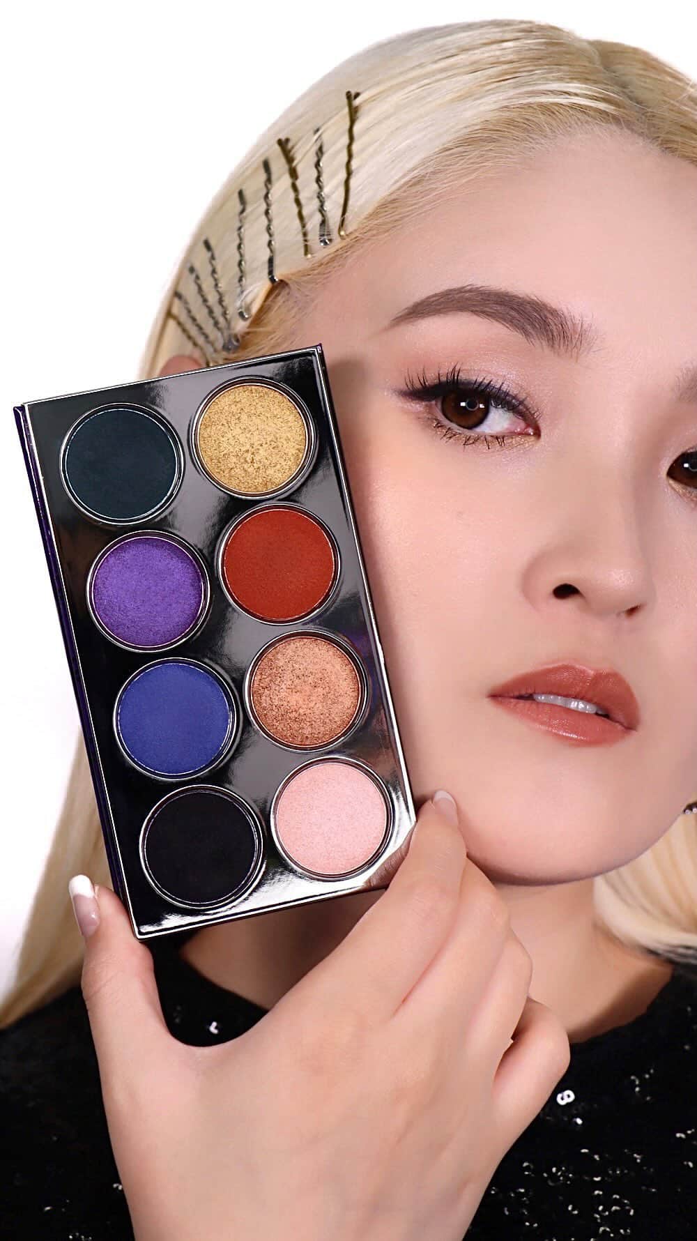 M∙A∙C Cosmetics Japanのインスタグラム：「＼本日オンライン＆全国発売！／ 全国の劇場で大ヒット上映中のマーベル・スタジオの映画最新作『ブラックパンサー／ワカンダ・フォーエバー』と M·A·Cがコラボレーション✨ まぶたのきらめきを主役にしたホリデーにぴったりなメイクルックをチェック！  【動画使用製品】 🖤アイシャドウ × 8 マーベル スタジオズ ブラック パンサー コレクション バイ M·A·C 🖤エクストラ ディメンション スキンフィニッシュ／ロイヤル チャレンジ 🖤リップスティック／ストーリー オブ ホーム 🖤#239S アイ シェーディング ブラシ 🖤#168S ラージ アングル コントアー ブラシ  ⓒ2022 MARVEL  #MACxWakandaForever #WakandaForever #MACワカンダフォーエバー #ワカンダフォーエバー」