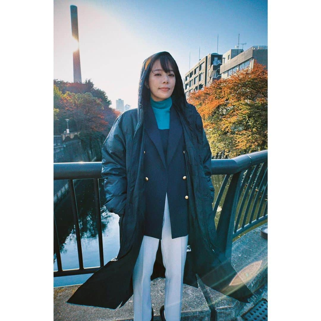 桜井ユキのインスタグラム：「本日は散歩日和なり。  先日の「親愛なる僕へ殺意をこめて」ご覧いただきありがとうございました。  人を愛する、想う形は様々です。桃井を生きられて幸せでした。  人様にお見せ出来る桃井さんの写真がなかったので、代打でかしこさん。  今日も皆様にとって素敵な一日になりますように  　　　　　　　　　　　　　　　　　　　　桜井」