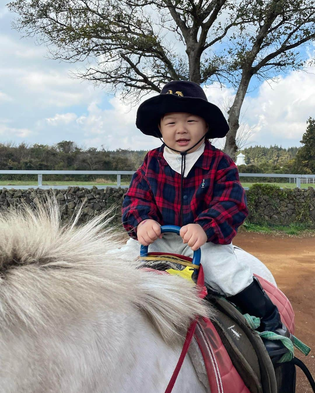 カン・ヘヨンさんのインスタグラム写真 - (カン・ヘヨンInstagram)「엄마는 당연히.. 조랑말 태워줄줄 알았짘ㅋㅋㅋㅋㅋㅋㅋ🐎  근데 넌 진짜 쩐다 훈아..  #28개월아기 #승마 #애기승마 #제주여행 #세살승마」11月18日 12時40分 - mangdoo_noona