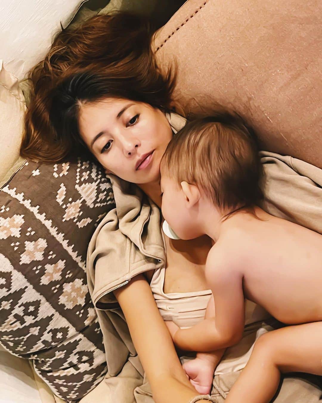 吉川ひなののインスタグラム：「Even if the baby is sleeping on me,  I can work with one hand with an iPhone🙋🏽」
