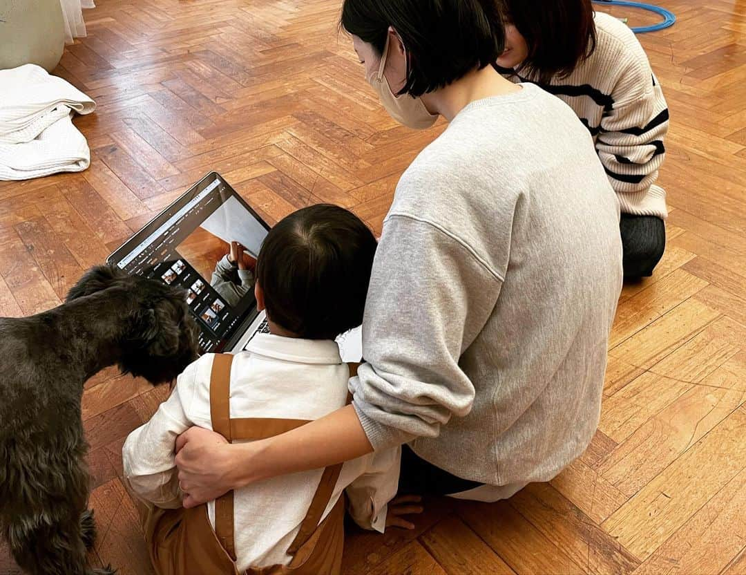 山崎愛香さんのインスタグラム写真 - (山崎愛香Instagram)「. だいぶ日が経ちますが 息子が2歳になりました🎂 ということは私達夫婦も 親になってようやく2年。 わんこ2匹と子ども1人、大人2人の生活を毎日試行錯誤しながらなんとか作り上げている途中ですが、そんな我が家の「今」を陽子さんに切り取って頂きました。 我が家らしいわちゃわちゃした感じが陽子さんの温みのある写真になるとこんなにほっこりしたものになるのかぁ☺️と家族みんなで毎日毎日見返しています❤️ 息子が「今」好きなプラレールと電車、その周りにはいつも2匹がちょこちょこ歩き回ってて... そんな我が家の「今」を残せて良かった❤️ 一緒に「ママ」の顔した自分も見れて面白い。子ども達を見る自分はこんな顔してるんですね🤭 噂のイヤイヤ期に不安を抱きつつ(笑)2歳の息子とも全力で遊んで沢山電車を見に行きたいと思います🚃 我が家の電車ボーイお誕生日おめでとう！ #2歳のお誕生日 #男の子ママ #こどもといぬ #家族写真 #多頭飼い #画像チェックする犬 #ウエスティ #ミニチュアシュナウザー #黒シュナ」11月18日 13時11分 - manaka_yamazaki