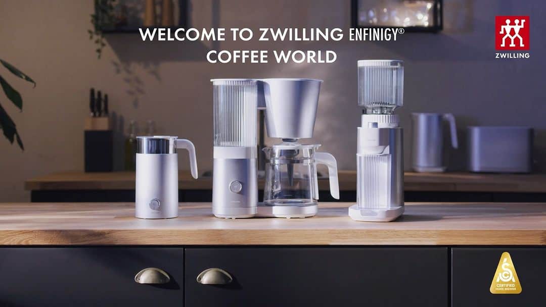 ZWILLING Japan ツヴィリングのインスタグラム：「【エンフィニジー コーヒーメーカー】 忙しい朝でもまるでバリスタが淹れたような一杯が淹れられる “エンフィニジー コーヒーメーカー”。  美味しいコーヒーが作れるポイントは、市販のコーヒーメーカーには珍しいステンレス製ボイラーを採用することで、季節を問わず安定した湯温でコーヒーを抽出できること。さらに、ステンレス素材は耐腐食性にも優れているため、より衛生的にお使いいただけます。  ワイドシャワーヘッドから安定した温度のお湯が均一に降り注がれ、アロマホッパーを通してカラフェにコーヒーが落ちることで、特別な技術がなくてもまるでバリスタがハンドドリップで淹れるような一杯に。  さらに、コーヒー抽出後は2時間自動で保温可能。また、タイマー機能を使えば、ご希望の時間にコーヒーができあがるので、いつでも美味しいコーヒーをお楽しみいただけます。  #ZWILLINGENFINIGY #ツヴィリングエンフィニジー #コーヒーメーカー #ミルクフォーマー #コーヒー #カフェラテ」