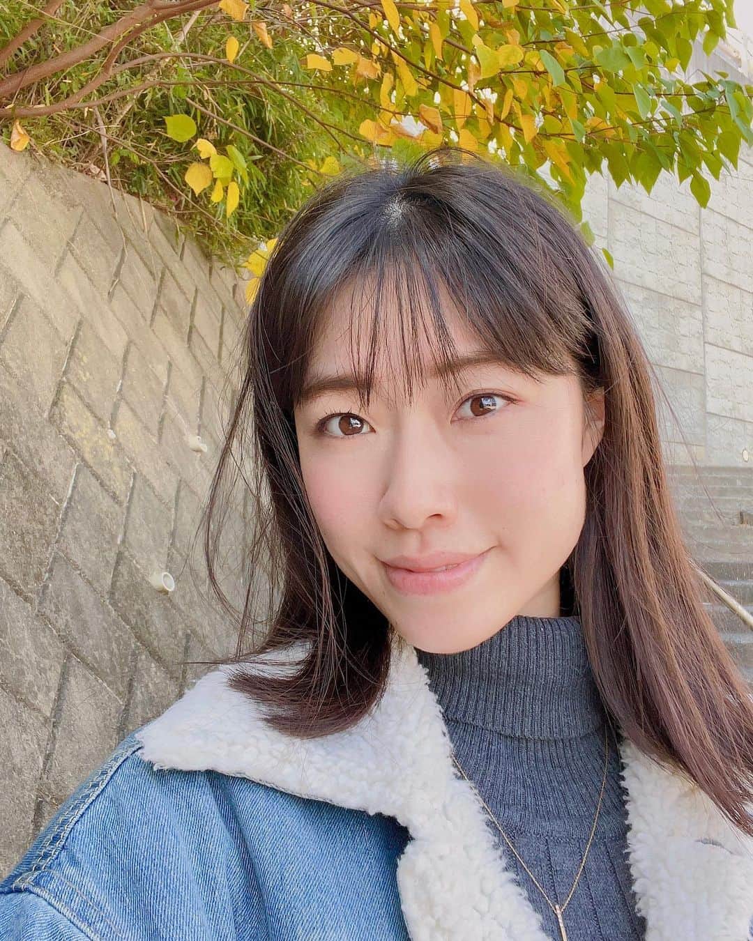 のインスタグラム：「今年は紅葉が早いから、いつもより感じます、秋🍁 皆さんの周りはどうですか？ #japanesegirl #asiangirl #autumn #fall #秋 #コスモス #秋桜 #fallcherryblossoms」