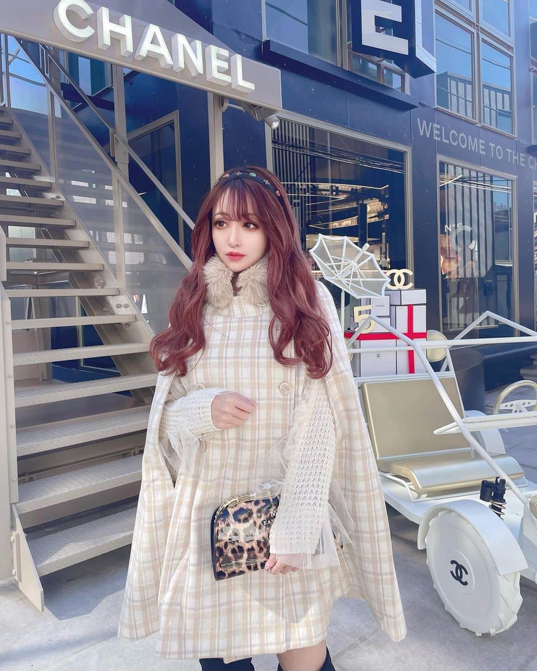 のインスタグラム：「ポンチョとその中身のコーデ🙌 ポンチョって中の服自由だから大好き💗 中の袖にフリフリがついたこのニットが可愛すぎて最近よく着てる☺️💕 ポンチョ着てても脱いでも可愛いこのコーデお気に入り過ぎる🖤 全身リーナコーデの日でした💕 【 @riina_couture 】 あ、カチューシャとバッグは 【 @ruua.shop 】のです🥰  #ootd#code#codenate#全身コーデ#ポンチョ#ポンチョコーデ」