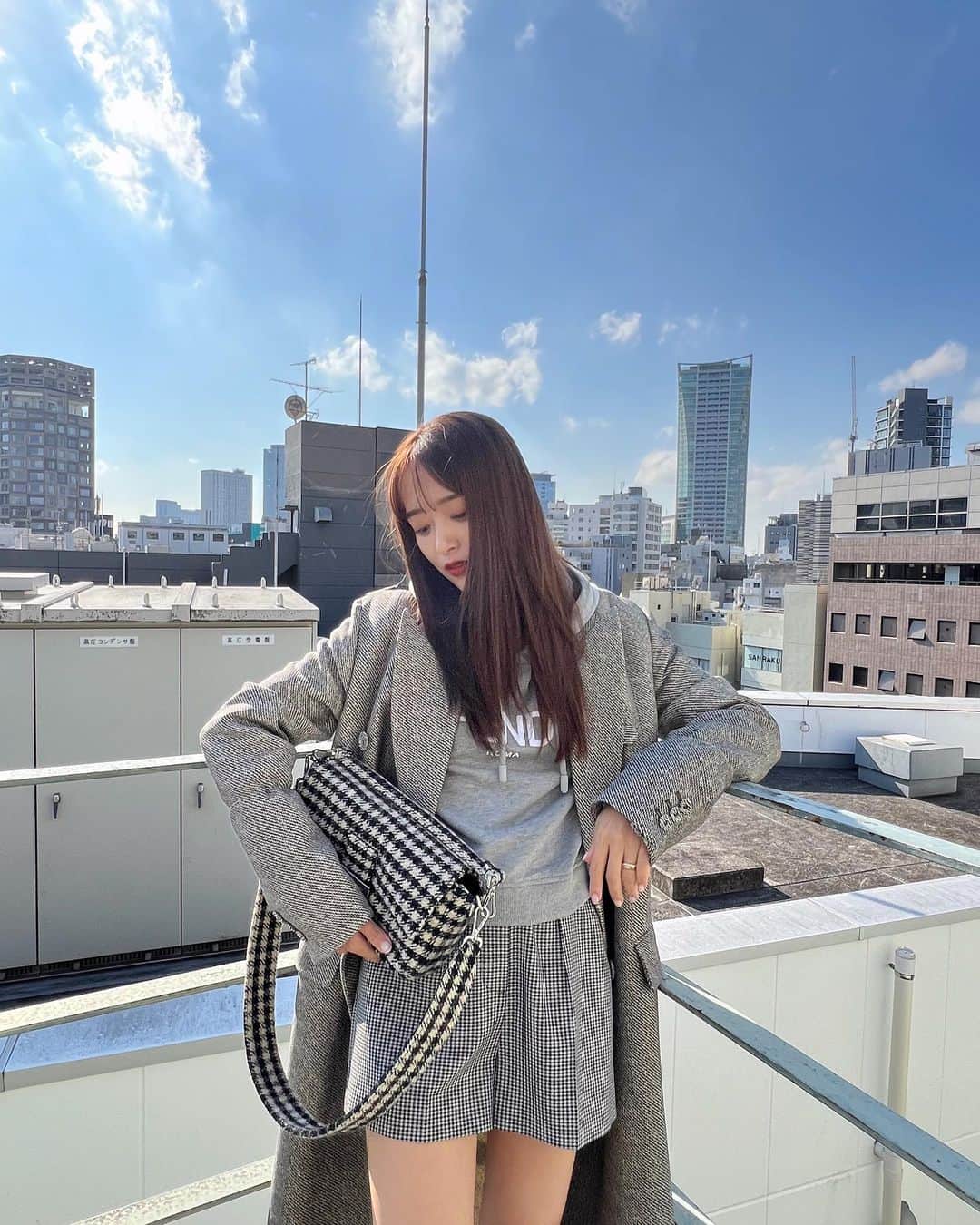 近藤千尋のインスタグラム：「@fendi 🤍🌈 今日も天気が良くて気持ちいいね💕 ラヴィット終わりに撮影してもらいました📷🙋🏻‍♀️ 残りの1日も素敵な1日に。。。❗️」