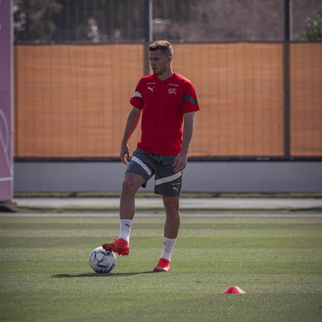 ニコ・エルヴェディさんのインスタグラム写真 - (ニコ・エルヴェディInstagram)「Prepping for our opening game @fifaworldcup 🇨🇭 #nati #NE4 #hoppschwiiz #pilz #switzerland」11月19日 0時11分 - nicoelvedi30