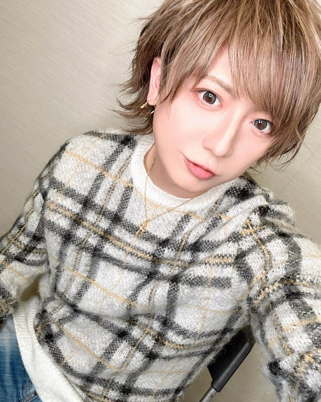 宏一のインスタグラム：「2022.11.18 R.B 久しぶりのニットにジーンズ👖 明日からジャージに戻るので記録🥹笑 りゅーおめ😂💓 産まれてきてくれてありがとう🎤」