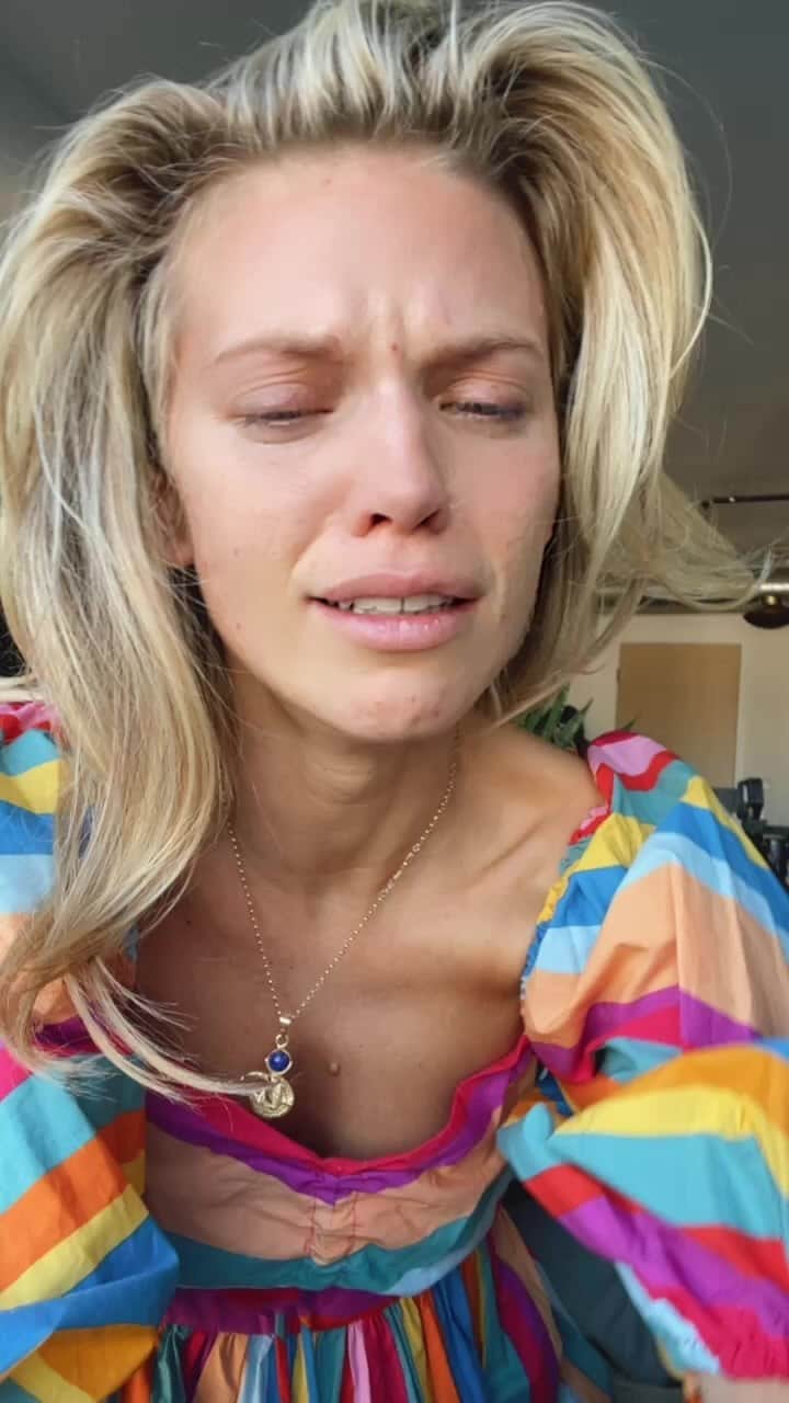 アナリン・マッコードのインスタグラム：「I’m heartbroken 💚🤍❤️ #kianpirfalak #mahsaamini — Kian, I’m wearing this rainbow dress for you. 🌈」