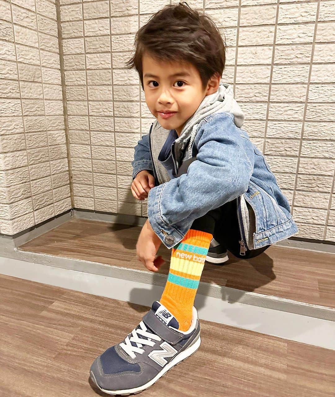 A_kun*mamaのインスタグラム：「⁡ この前初めて同じクラスの女の子から ラブレター💌をもらって帰ってきたあーくん👦🏻❤️ 「だいすき♡」って書いてあって ママがキュン💕としちゃったよ🥹🫶✨ ⁡ あーくんの履いてる靴下は🧦 お気に入りの　NEW BALANCE✨ 全国のしまむらとオンラインで発売中だよ💜  @grshimamura ⁡ カラフルでデザインもかっこよくて コーデのワンポイントにもなってオシャレ😍 生地がしっかりしていて肉厚で 履き心地もよくて気持ちいいの🙆‍♀️💮 あーくんもお気に入り👦🏻✌️ ⁡ しかもコレ親子でリンクコーデが できちゃうんです🥹🫶 （2枚目と3枚目見てみてね💜） 息子とお揃いってうれしいな😆💓 ⁡ 3足セットでしまむら安心価格なので オススメです🧦🧦🧦✨ ⁡ ⁡ ⁡ #ニューバランス #newbalance #靴下 #しまむら #PR #しまむら購入品 #しまパト #しまむら靴下 #しまむらソックス #親子コーデ #靴下コーデ #男の子コーデ #息子コーデ #むすこーで #リンクコーデ #小学生男子 #小学1年生 #お兄ちゃん #キッズコーデ #親バカ部 #ig_kids #安心価格 #くつした #お気に入り」