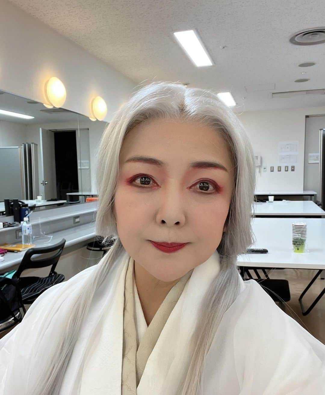 原日出子さんのインスタグラム写真 - (原日出子Instagram)「無事に初日が終わって 今日は 二日目。 魔の２日目と言われますが 小さなミスが 何度か…💦 これは 演劇の神様の「油断せず気を引き締めるように」というお告げかも😅 ともあれ 今回は こんな姿で 頑張っております。 鶴の精霊✨ ✨✨ 妖怪ではありませんよぉ〜w 東京芸術劇場 シアターウエスト 日本昔ばなし 貧乏神と福の神 27日まで公演しております😊  #日本昔ばなし #シアターウエスト #原日出子 #舞台 #観に来てね」11月18日 17時03分 - hara_hideko