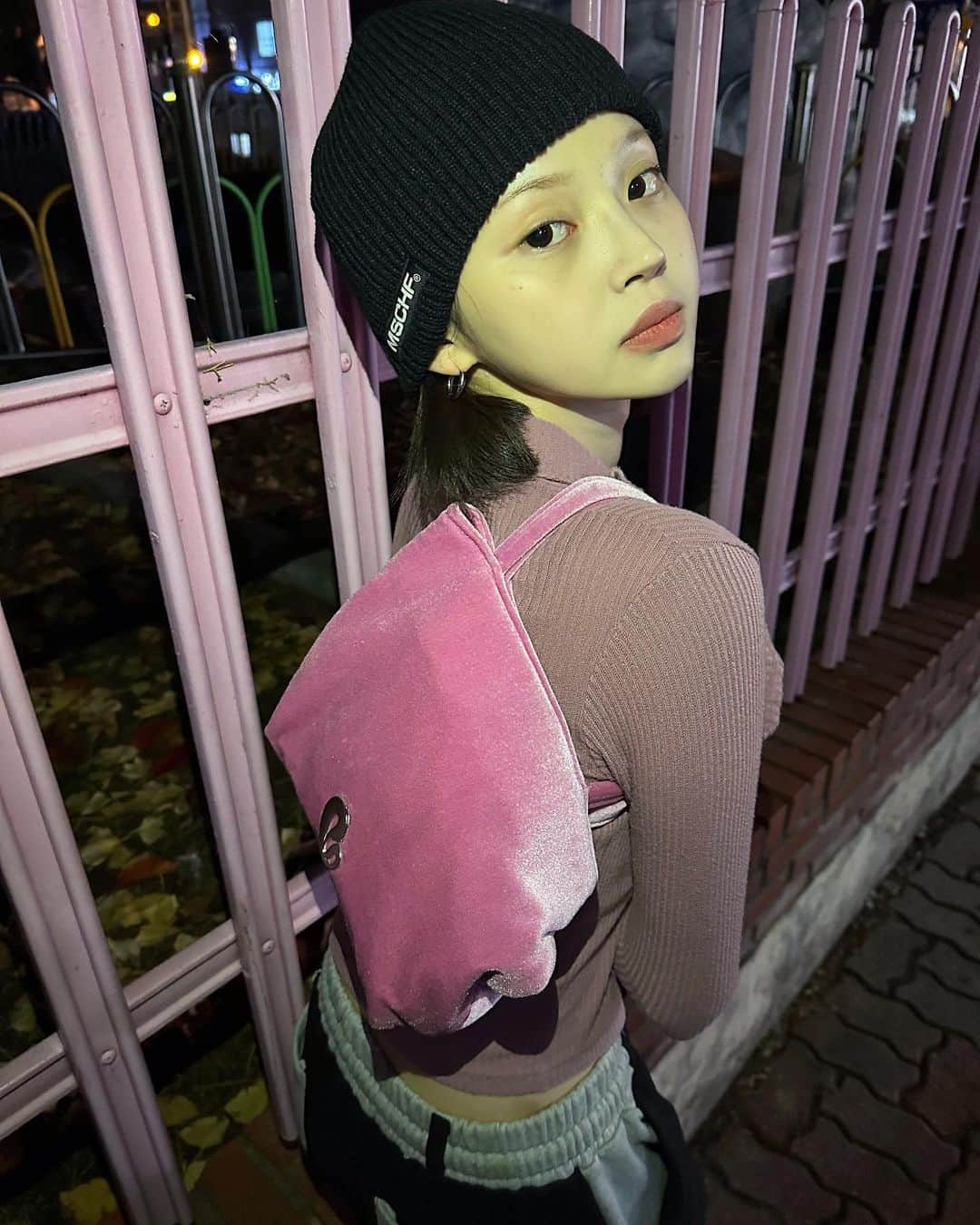 Yoonbitnaのインスタグラム：「#협찬 #lotsyou #라츠유  누가 나 대신 짐 좀 싸주라.. 💕」